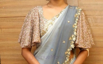 Bell SleevesSleeves flare out towards the wrist like a bell, trendy and feminine.