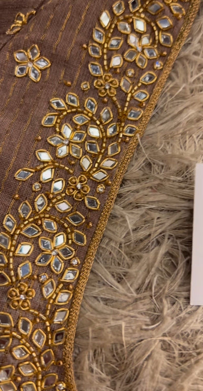 Mirror Work (Shisha)Small mirrors sewn onto fabric creating a reflective sparkle — popular in Gujarat and Rajasthan.